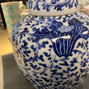 Drie Chinese blauw-witte dekselpotten met florale slingers, 19e eeuw — foto 16