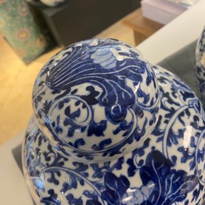 Drie Chinese blauw-witte dekselpotten met florale slingers, 19e eeuw — foto 17