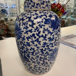 Drie Chinese blauw-witte dekselpotten met florale slingers, 19e eeuw — foto 23