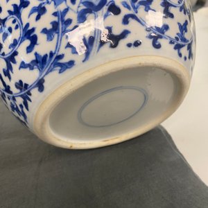 Drie Chinese blauw-witte dekselpotten met florale slingers, 19e eeuw — foto 25