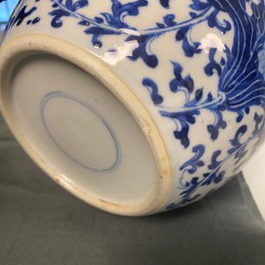 Drie Chinese blauw-witte dekselpotten met florale slingers, 19e eeuw — foto 26