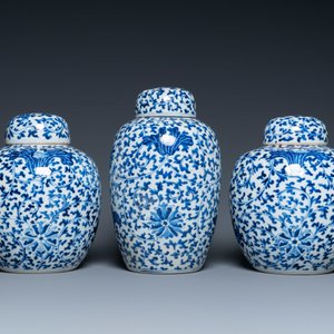 Drie Chinese blauw-witte dekselpotten met florale slingers, 19e eeuw — foto 4