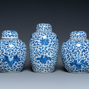 Drie Chinese blauw-witte dekselpotten met florale slingers, 19e eeuw — foto 5