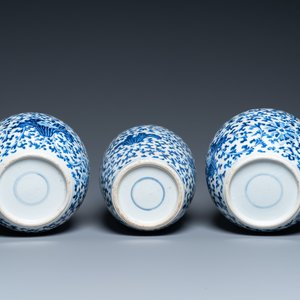 Drie Chinese blauw-witte dekselpotten met florale slingers, 19e eeuw — foto 7