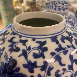 Drie Chinese blauw-witte dekselpotten met florale slingers, 19e eeuw — foto 10