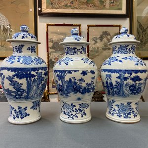 Drie Chinese blauw-witte dekselvazen, Kangxi merk, 19e eeuw — foto 11