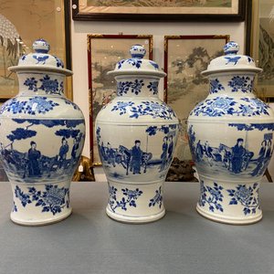 Drie Chinese blauw-witte dekselvazen, Kangxi merk, 19e eeuw — foto 12