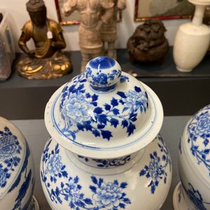 Drie Chinese blauw-witte dekselvazen, Kangxi merk, 19e eeuw — foto 15