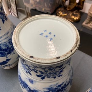 Drie Chinese blauw-witte dekselvazen, Kangxi merk, 19e eeuw — foto 21