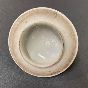Drie Chinese blauw-witte dekselvazen, Kangxi merk, 19e eeuw — foto 25