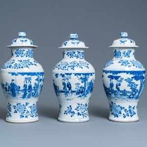 Drie Chinese blauw-witte dekselvazen, Kangxi merk, 19e eeuw — foto 3