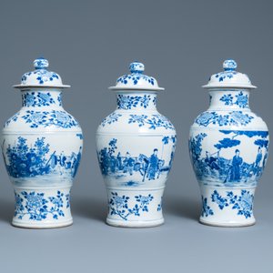 Drie Chinese blauw-witte dekselvazen, Kangxi merk, 19e eeuw — foto 4