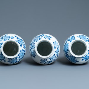 Drie Chinese blauw-witte dekselvazen, Kangxi merk, 19e eeuw — foto 5