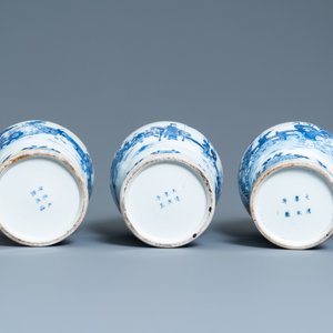 Drie Chinese blauw-witte dekselvazen, Kangxi merk, 19e eeuw — foto 6