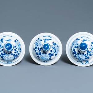 Drie Chinese blauw-witte dekselvazen, Kangxi merk, 19e eeuw — foto 7