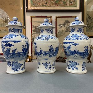 Drie Chinese blauw-witte dekselvazen, Kangxi merk, 19e eeuw — foto 10