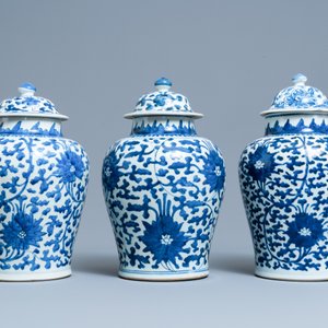 Drie Chinese blauw-witte dekselvazen met lotusslingers, Transitie periode/Kangxi — foto 2