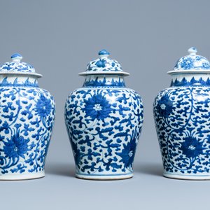 Drie Chinese blauw-witte dekselvazen met lotusslingers, Transitie periode/Kangxi — foto 4
