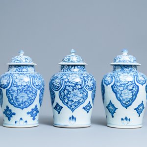 Drie Chinese blauw-witte dekselvazen voor de islamitische markt, Kangxi — foto 1