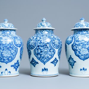Drie Chinese blauw-witte dekselvazen voor de islamitische markt, Kangxi — foto 3
