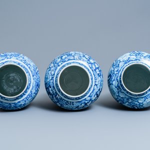 Drie Chinese blauw-witte dekselvazen voor de islamitische markt, Kangxi — foto 6