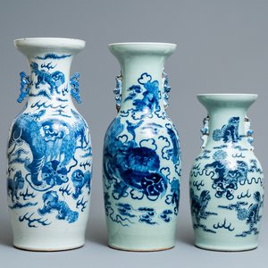 Drie Chinese blauw-witte en celadon vazen met Boeddhistische leeuwen, 19e eeuw — foto 1
