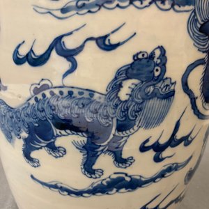 Drie Chinese blauw-witte en celadon vazen met Boeddhistische leeuwen, 19e eeuw — foto 11