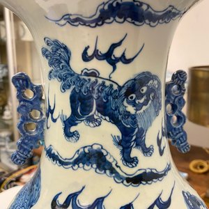 Drie Chinese blauw-witte en celadon vazen met Boeddhistische leeuwen, 19e eeuw — foto 12