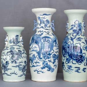 Drie Chinese blauw-witte en celadon vazen met Boeddhistische leeuwen, 19e eeuw — foto 20
