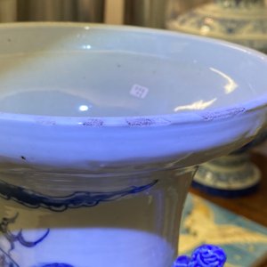 Drie Chinese blauw-witte en celadon vazen met Boeddhistische leeuwen, 19e eeuw — foto 8