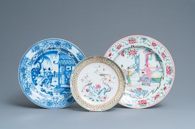 Drie Chinese blauw-witte en famille rose schotels, Kangxi/Yongzheng