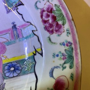 Drie Chinese blauw-witte en famille rose schotels, Kangxi/Yongzheng — foto 20