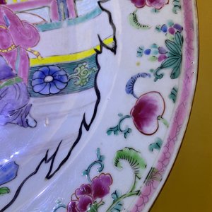 Drie Chinese blauw-witte en famille rose schotels, Kangxi/Yongzheng — foto 21
