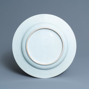 Drie Chinese blauw-witte en famille rose schotels, Kangxi/Yongzheng — foto 3