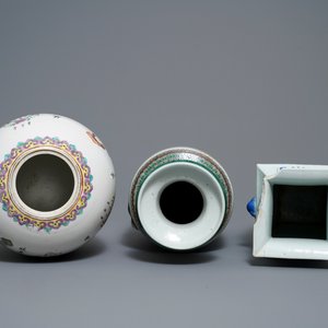 Drie Chinese blauw-witte en famille rose vazen, 19e eeuw — foto 5