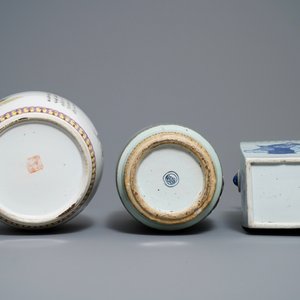 Drie Chinese blauw-witte en famille rose vazen, 19e eeuw — foto 6