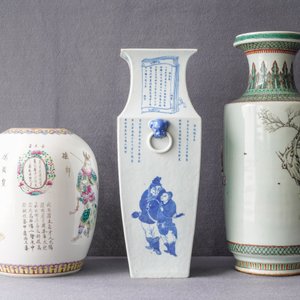 Drie Chinese blauw-witte en famille rose vazen, 19e eeuw — foto 10