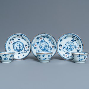 Drie Chinese blauw-witte en koperrode koppen en schotels, Kangxi — foto 1