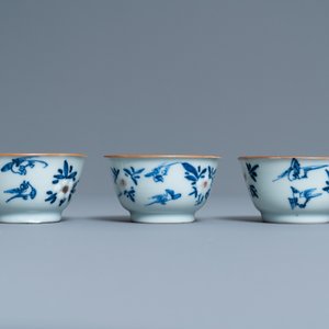 Drie Chinese blauw-witte en koperrode koppen en schotels, Kangxi — foto 4