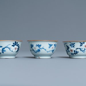 Drie Chinese blauw-witte en koperrode koppen en schotels, Kangxi — foto 5