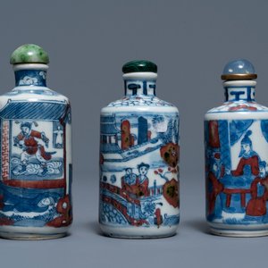 Drie Chinese blauw-witte en onderglazuur rode snuifflessen, Yongzheng merken, 18/19e eeuw — foto 1