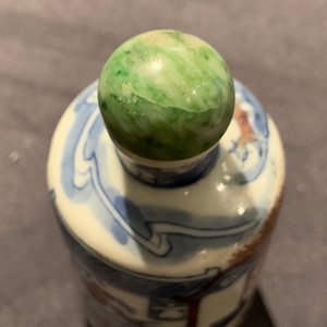 Drie Chinese blauw-witte en onderglazuur rode snuifflessen, Yongzheng merken, 18/19e eeuw — foto 13