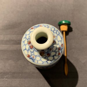 Drie Chinese blauw-witte en onderglazuur rode snuifflessen, Yongzheng merken, 18/19e eeuw — foto 15