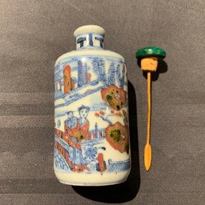 Drie Chinese blauw-witte en onderglazuur rode snuifflessen, Yongzheng merken, 18/19e eeuw — foto 16