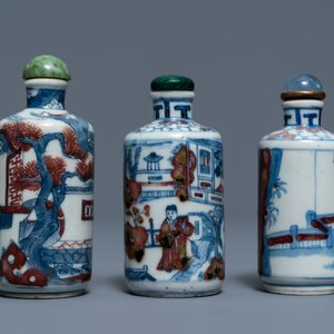 Drie Chinese blauw-witte en onderglazuur rode snuifflessen, Yongzheng merken, 18/19e eeuw — foto 2