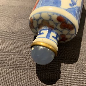 Drie Chinese blauw-witte en onderglazuur rode snuifflessen, Yongzheng merken, 18/19e eeuw — foto 22