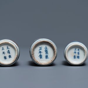 Drie Chinese blauw-witte en onderglazuur rode snuifflessen, Yongzheng merken, 18/19e eeuw — foto 4