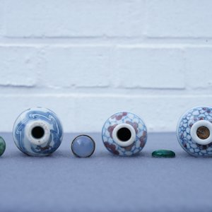 Drie Chinese blauw-witte en onderglazuur rode snuifflessen, Yongzheng merken, 18/19e eeuw — foto 7
