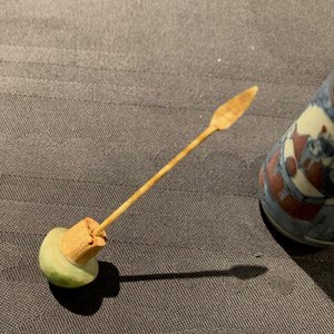 Drie Chinese blauw-witte en onderglazuur rode snuifflessen, Yongzheng merken, 19e eeuw — foto 12