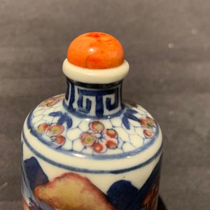 Drie Chinese blauw-witte en onderglazuur rode snuifflessen, Yongzheng merken, 19e eeuw — foto 14